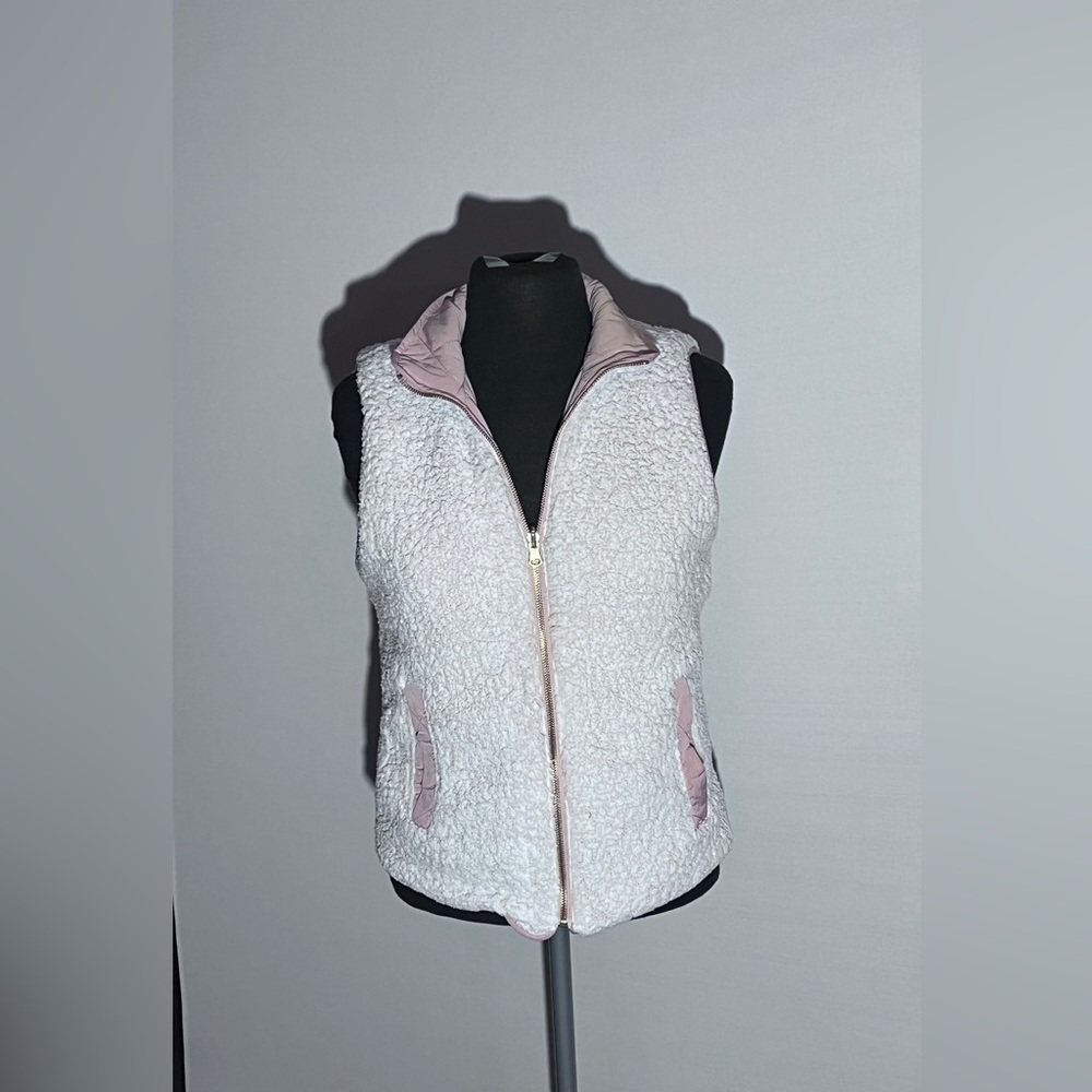 Love Tree Reversible Quilted Vest
Blush Pink/Sherpa/ Rose Gold zipper - Picture 8 of 12